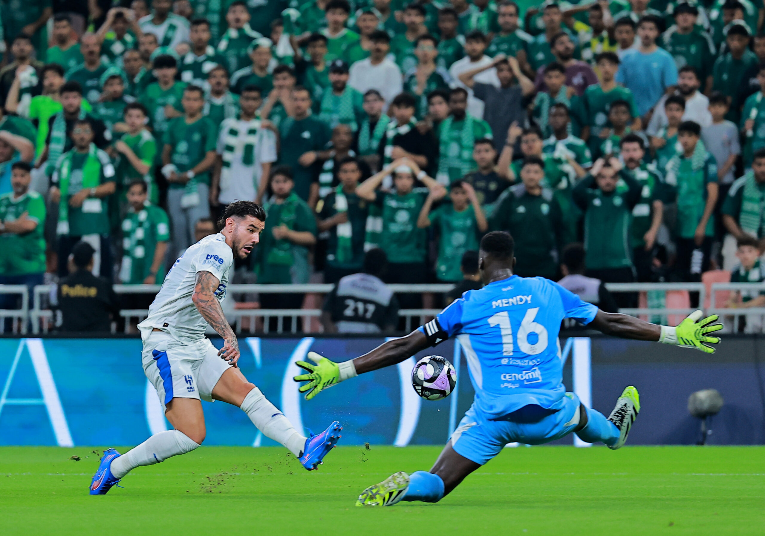 ثيو هيرنانديز يشعل الكلاسيكو ويضع الهلال في المقدمة أمام الأهلي