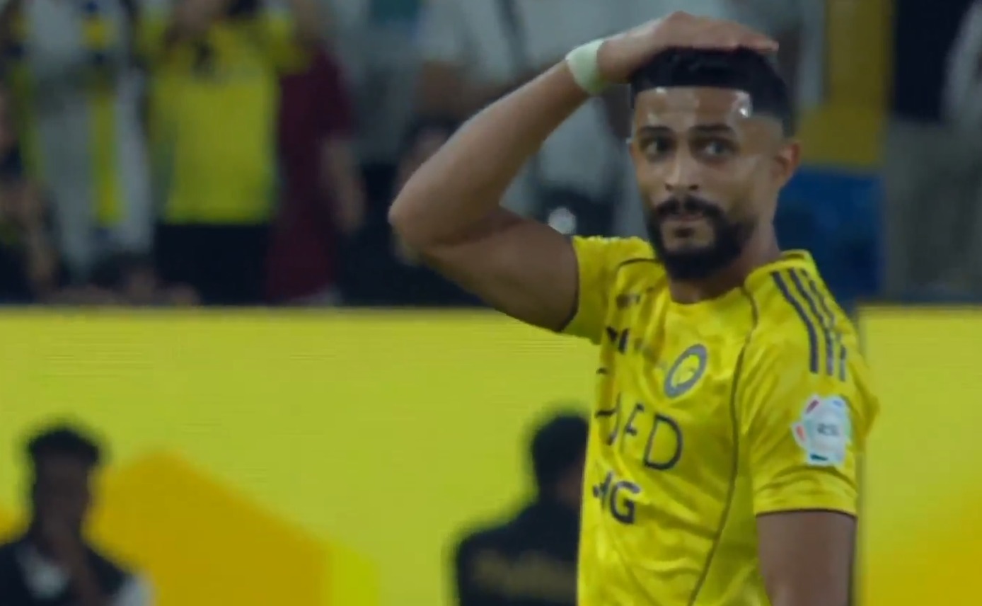 صافرات استهجان من جماهير النصر تجاه عبدالإله العمري.. واللاعب يرد